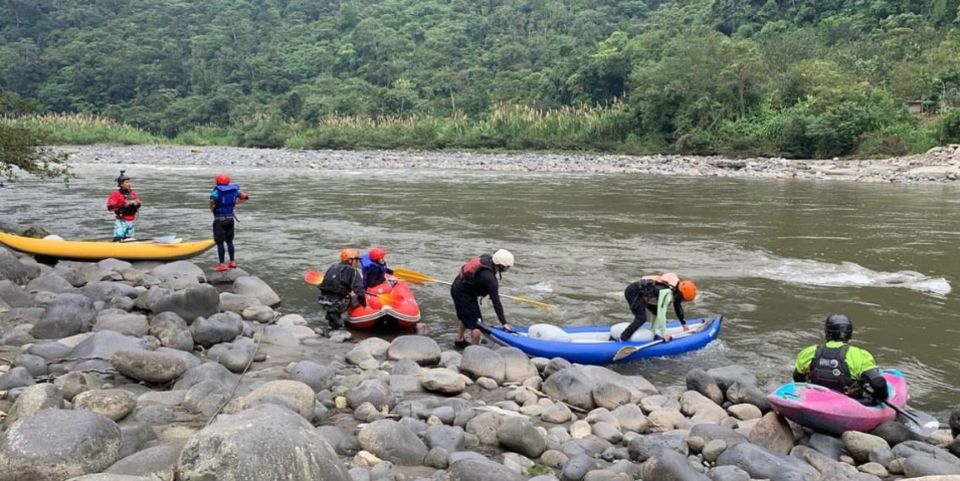  Foto Excursiones de Kayak Puyo – “Aguas Rápidas Nivel III”