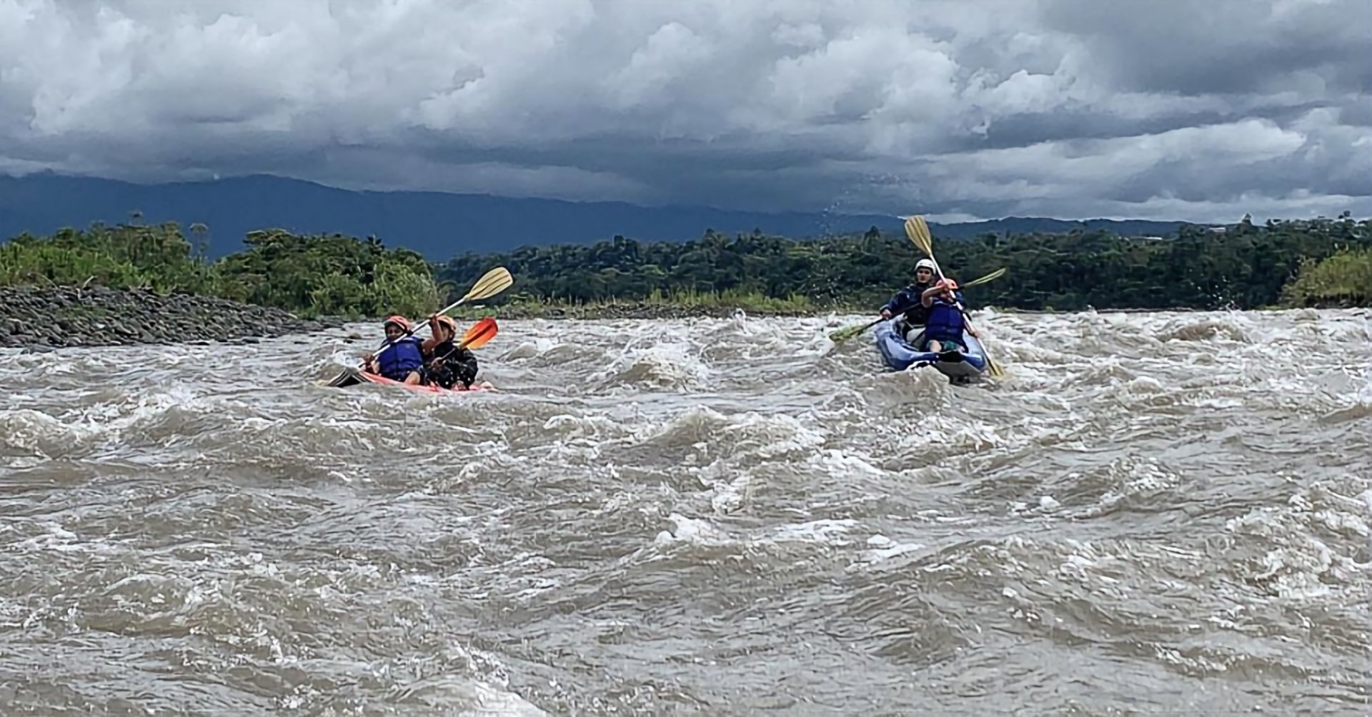  Foto Excursiones de Kayak Puyo – “Aguas Rápidas Nivel III”